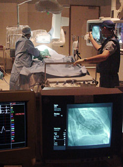 Foto de un laboratorio de cateterización visto desde la sala de control. Foto de un laboratorio de cateterización visto desde la sala de control.