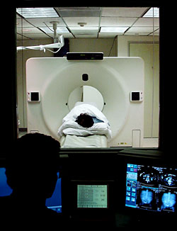 Foto que muestra la vista desde la sala de control durante la realizaciýn de una TC. Foto que muestra la vista desde la sala de control durante la realizaciýn de una TC.