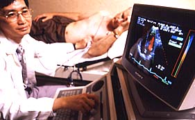 Foto de un týcnico realizando un ecocardiograma. Foto de un týcnico realizando un ecocardiograma.