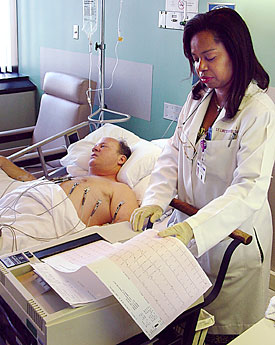 Foto de una týcnico realizando un electrocardiograma. Foto de una týcnico realizando un electrocardiograma.