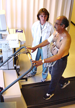 Foto de un paciente realizando una prueba de esfuerzo sobre cinta sin fin. Foto de un paciente realizando una prueba de esfuerzo sobre cinta sin fin.